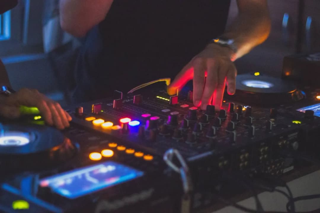Ile zarabia DJ za noc? Zaskakujące fakty o stawkach w Polsce