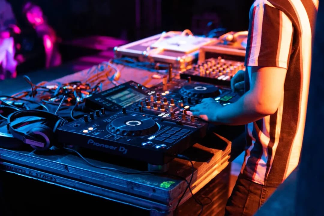 Ile zarabiają DJ w Polsce? Fakty, które zaskoczą każdego DJ-a