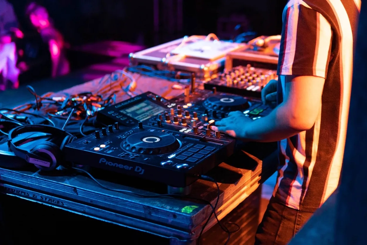 Ile zarabiają DJ w Polsce? Fakty, które zaskoczą każdego DJ-a