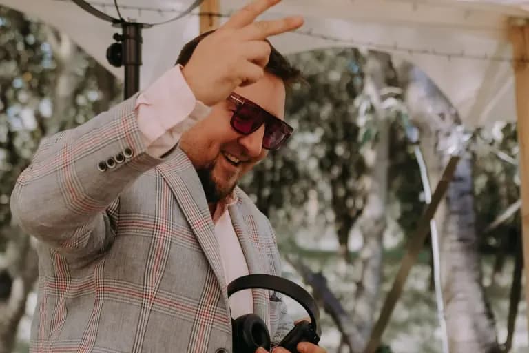 Ile kosztuje DJ na 50 urodziny? Ceny, które mogą Cię zaskoczyć