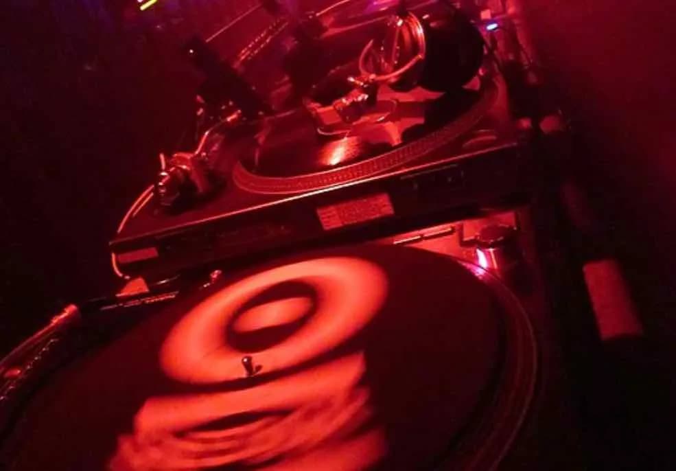 Skąd DJ-e biorą muzykę? Odkryj najlepsze źródła i ich wady