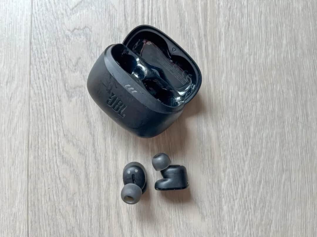 Jak długo ładować słuchawki bezprzewodowe JBL, aby uniknąć problemów?