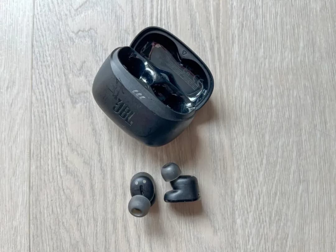 Jak długo ładować słuchawki bezprzewodowe JBL, aby uniknąć problemów?