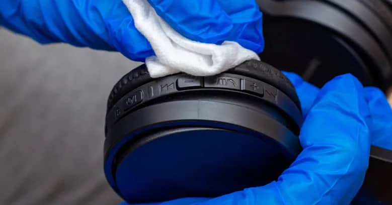 Jak wyczyścić słuchawki nauszne, aby uniknąć uszkodzeń i brudu