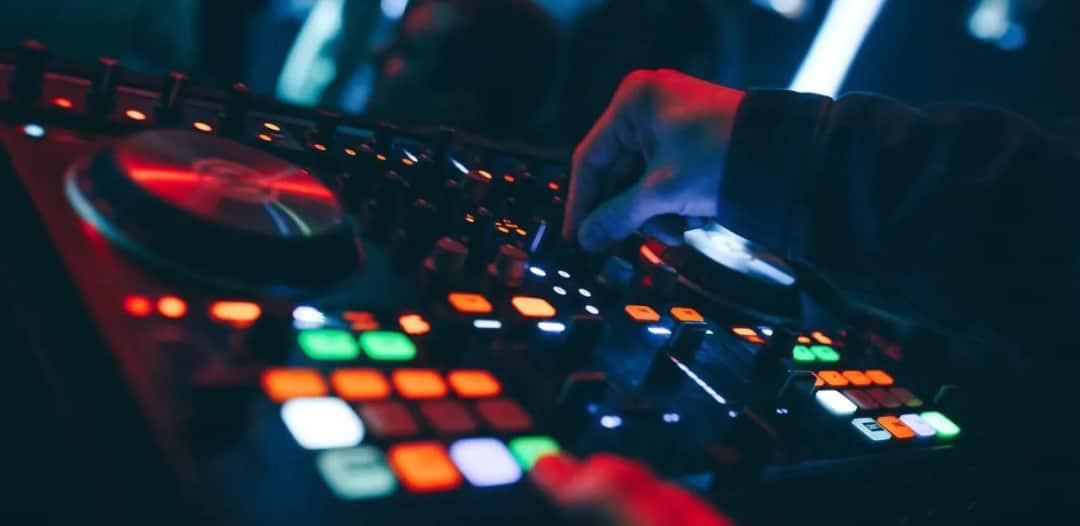 Jak znaleźć pracę jako DJ i uniknąć najczęstszych błędów