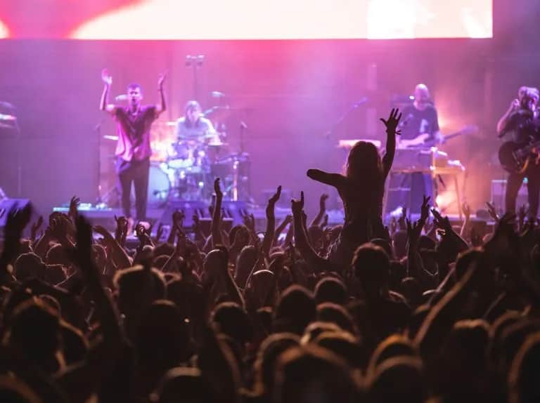 Teksty piosenek które dają do myślenia – utwory, które poruszają serce