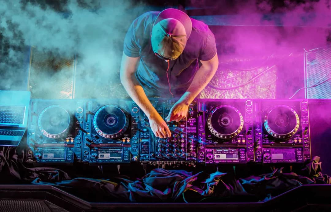 DJ set co to: jak stworzyć idealny set i uniknąć najczęstszych błędów